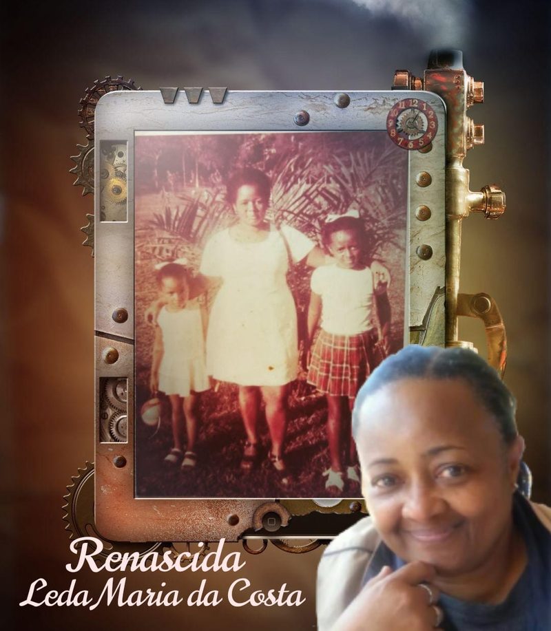 Retrato da autora ao lado de uma foto antiga de família
