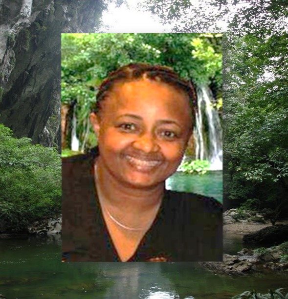 Retrato da autora diante de uma cachoeira