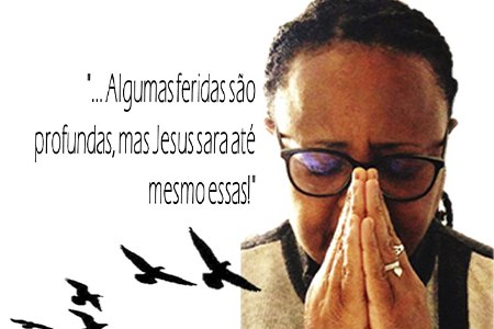 Leda em oração, com a frase “Algumas feridas são profundas, mas Jesus sara até mesmo essas!”